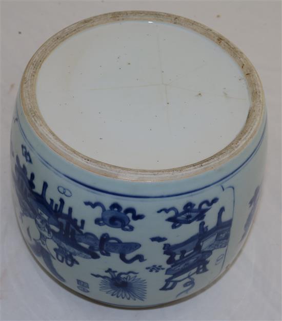 A Chinese blue and white jar, 18th century, total height 24.5cm, star crack to base